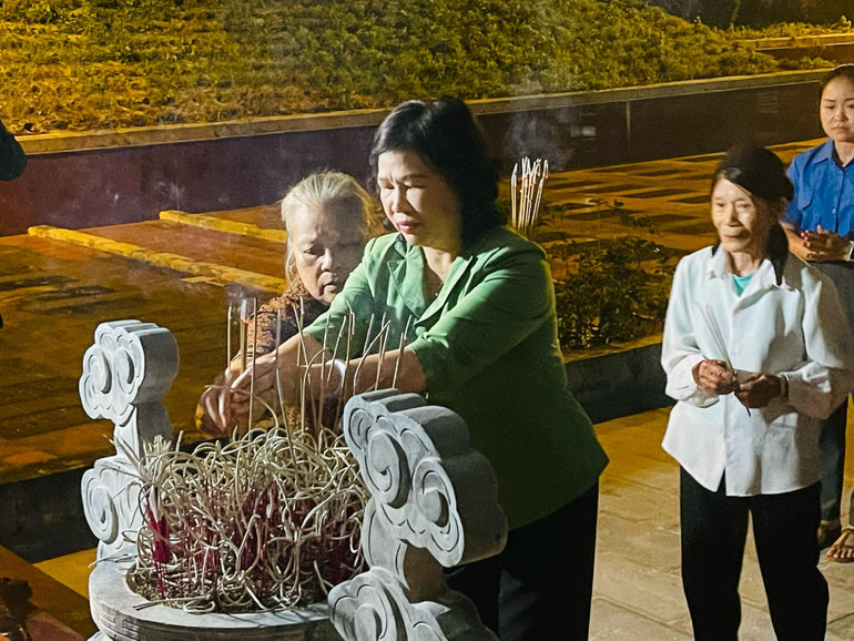Đồng chí Phương Thị Thanh, Phó Bí thư Thường trực Tỉnh ủy, Chủ tịch HĐND tỉnh dâng hương tại Nghĩa trang liệt sĩ tỉnh. z5671805854415_aff0caedffa29939660cd7758fcd9cb1.jpg