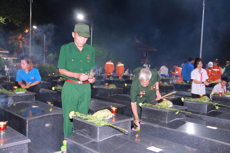 Cựu chiến binh, cựu TNXP thắp hương cho đồng đội. z5671616933782_1479fa647fa9a8abd5dd8d6bf469b9c0.jpg