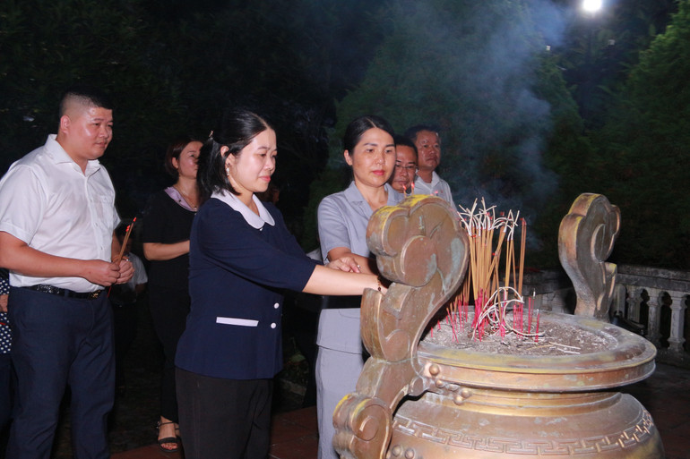 Các đại biểu dâng hương tại Khu Di tích lịch sử Đồn Phủ Thông. z5671616138313_787d1346a98ff889b585201fe1fe6d5f.jpg