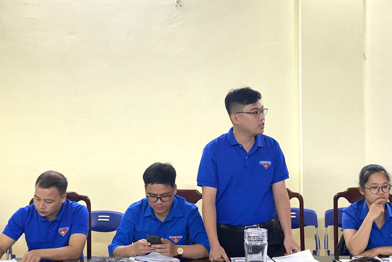Đại biểu huyện Na Rì đóng góp ý kiến tại hội nghị. z5582934068276_167472d5fb296b6f7a73b4a4860efcee.jpg