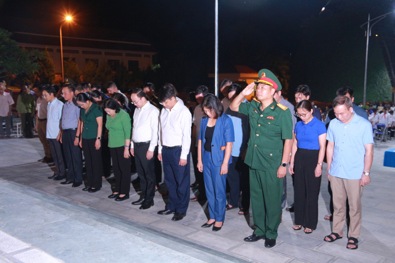 Các đại biểu cùng đông đảo đoàn viên, thanh niên dành phút mặc niệm, tưởng nhớ các anh hùng liệt sĩ. z5671618860092_82ad139c7fc371316a3fb1996c2513b7.jpg