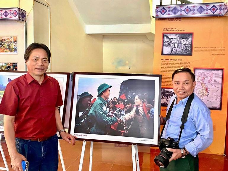 Nghệ sĩ nhiếp ảnh Nguyễn Thanh Bản (bên phải) và ông Dương Văn Phong, Chủ tịch Hội Văn học nghệ thuật tỉnh Bắc Kạn bên tác phẩm đoạt giải. IMG_2739.jpeg