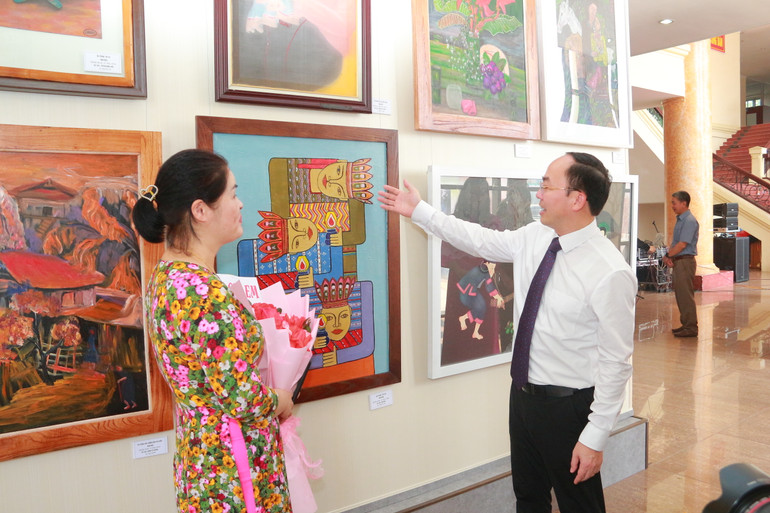 Nhiều tác phẩm của các nữ họa sĩ tạo ấn tượng đối với người xem. IMG_5597.JPG