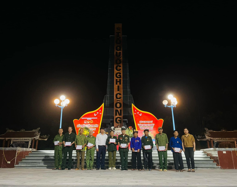Các đồng chí lãnh đạo tặng quà gia đình chính sách, người có công, cựu TNXP trên địa bàn tỉnh. z5671614950850_e6d347d055a857ca652f2e782fef6416.jpg