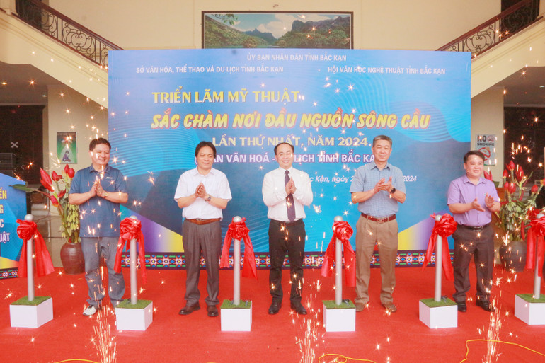 Đại biểu cắt băng khai mạc triển lãm. 555.jpg