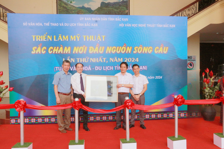 Chi hội Mỹ thuật tỉnh Bắc Kạn tặng 15 bức tranh cho tỉnh. c7170a79-c546-44d2-b155-a9613dddd031.jpg