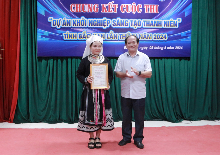 Ông Hoàng Ngọc Đường, Chủ tịch Liên hiệp các Hội Khoa học và Kỹ thuật tỉnh Bắc Kạn, Trưởng Ban giám khảo trao giải Nhì cho tác giả Bàn Thị Hương. IMG_0400.JPG