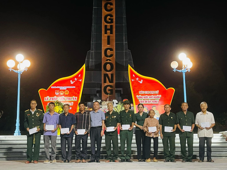 Các đồng chí: Đồng Văn Lưu, Phó Chủ tịch HĐND tỉnh; Hồ Thị Kim Ngân, Phó Trưởng đoàn ĐBQH chuyên trách tỉnh Bắc Kạn tặng quà cho cựu TNXP. z5671614956128_70e6c869ab86caf3114828d8c072a181.jpg