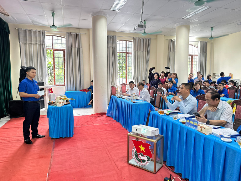 Ban giám khảo đặt câu hỏi trực tiếp tại vòng chung kết. z5511482592410_d958db92e30198b27d3ffd19a4b07d85.jpg