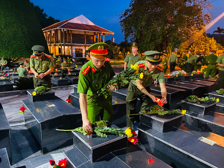 Đoàn viên, thanh niên thắp nến tri ân các anh hùng liệt sĩ. z5671529103661_a467608d85f32956f137a5c424d36a2f.jpg