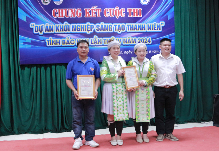 Ông Đặng Văn Minh, Chủ tịch CLB Đầu tư và Khởi nghiệp tỉnh Bắc Kạn trao giải cho các dự án. IMG_0375.JPG