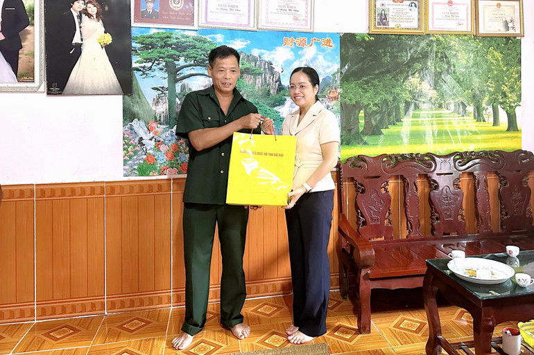 Bà Hồ Thị Kim Ngân, Phó Trưởng đoàn ĐBQH chuyên trách tỉnh Bắc Kạn thăm, tặng quà ông Nông Văn Vĩnh, thương binh ở thôn Nà Quản. z5663678212841_497094d6af3415e854ad5aab7b935aad.jpg