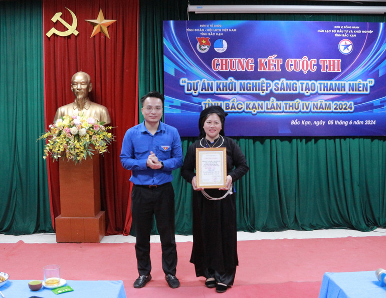 Anh Trần Công Luân, Phó Bí thư Tỉnh đoàn, Chủ tịch Hội LHTN Việt Nam tỉnh trao giải Ba cho dự án đến từ huyện Pác Nặm. IMG_0392.JPG
