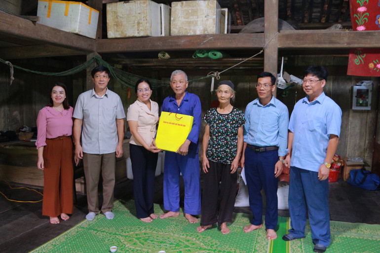 Đoàn công tác thăm, tặng quà ông Nông Quang Hảo là bệnh binh trú tại thôn Nà Thác, xã Đổng Xá. z5663629288207_12bcebf76712b6335b828e9da99ff7f7.jpg