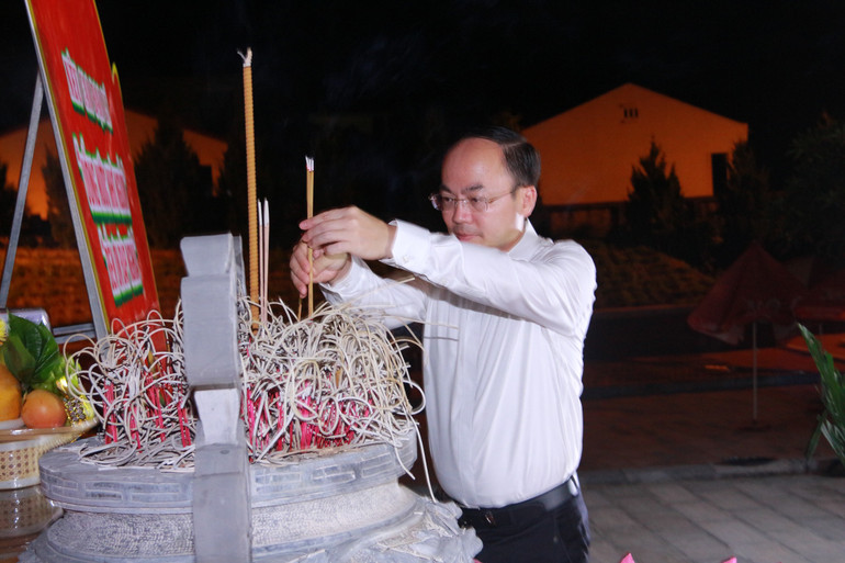 Đồng chí Nguyễn Đăng Bình, Phó Bí thư Tỉnh ủy, Chủ tịch UBND tỉnh dâng hương tại Nghĩa trang liệt sĩ tỉnh. z5671617937405_c45d667c5bee14ba64f5dccaf09d6ff1.jpg