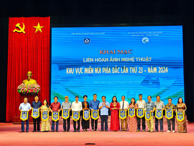 BTC trao Cờ lưu niệm cho các đoàn tham gia Liên hoan. IMG_2735.jpeg