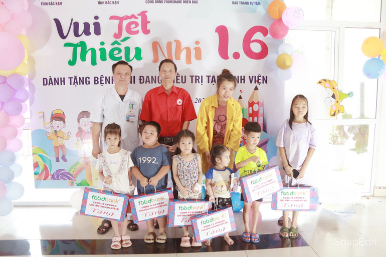 Đại diện Hội Chữ thập đỏ tỉnh tặng quà các bệnh nhi. vvvvvvvvv.jpg