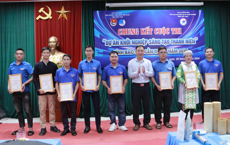 Ông Phạm Hải Quỳnh, Viện trưởng Viện Phát triển du lịch Châu Á (ATI), Chủ tịch Hội Du lịch cộng đồng Việt Nam (VCTC) trao giải Đồng hành cho các dự án. IMG_0370.JPG