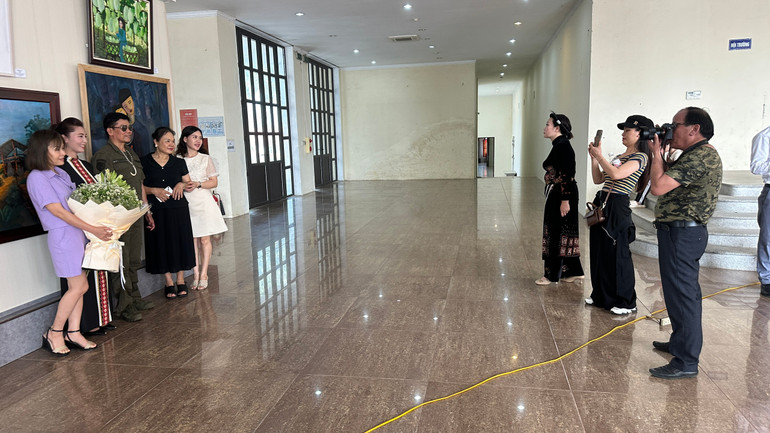 Các văn nghệ sĩ, đồng nghiệp, người thân đến chúc mừng các hoạ sĩ. z5385336932300_801e77eb8b4b8600cae0098cc779814a.jpg