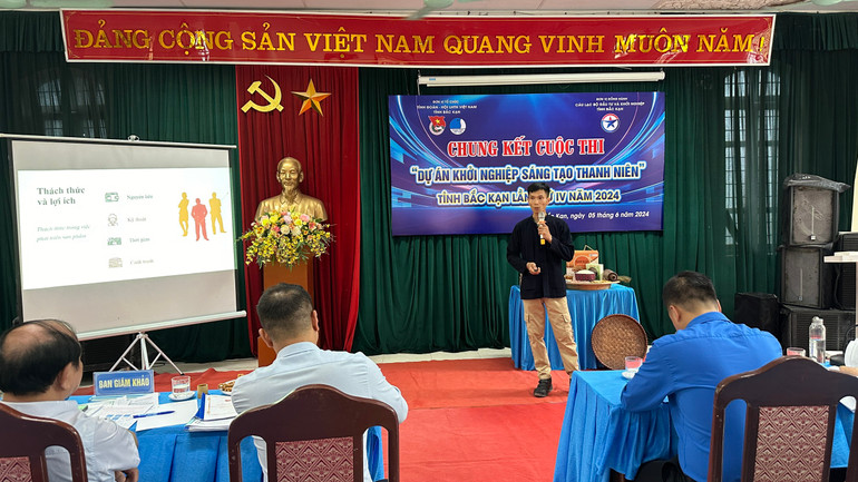 Thí sinh Hoàng Đình Tứ (Na Rì) trình bày Dự án khởi nghiệp. z5511482591412_321b7f7f035f6201eb03b253f13d8cd6.jpg