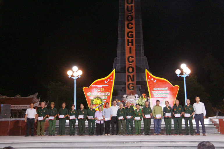 Hội Doanh nhân trẻ tỉnh tặng quà cho các gia đình chính sách, người có công, cựu TNXP trên địa bàn tỉnh. z5671618059963_cf6fa4e062560100c9f72dd9c12bab83.jpg
