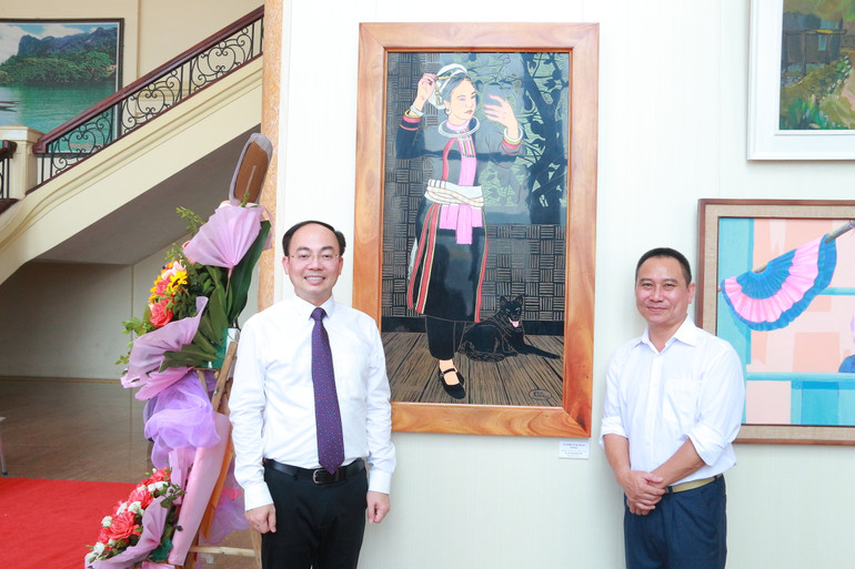 Đồng chí Nguyễn Đăng Bình, Chủ tịch UBND tỉnh Bắc Kạn chụp ảnh lưu niệm cùng hoạ sĩ Trần Ngọc Kiên bên tác phẩm "Thiếu nữ Sán Chỉ". IMG_5693.JPG
