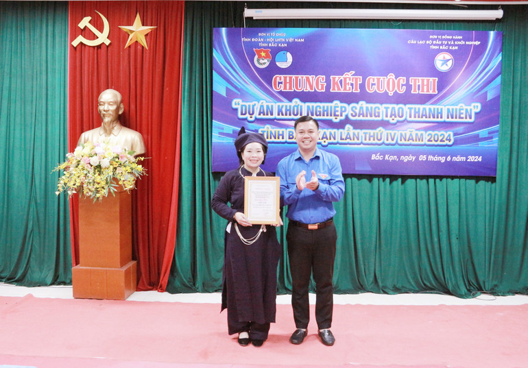 Anh Triệu Tiến Trình, Bí thư Tỉnh đoàn trao giải Nhất cho Dự án “Bảo tồn giá trị văn hoá dân gian truyền thống trong nghệ thuật hát Then - đàn Tính, nhạc cụ, trang phục truyền thống dân tộc Tày – Nùng” của nhóm tác giả Nông Quang Nghĩa, Nông Quang Hảo; Mã Thị Dạy (Bạch Thông). nhhhh.jpg