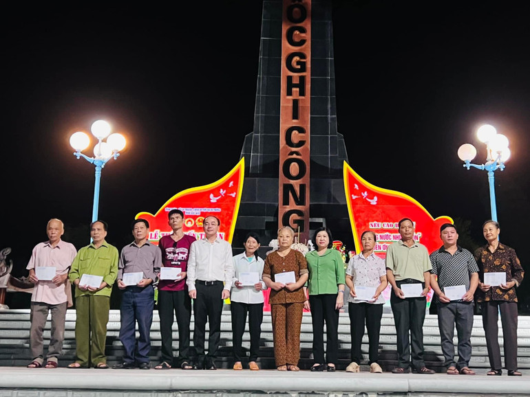 Đồng chí Phương Thị Thanh, Phó Bí thư Thường trực Tỉnh ủy, Chủ tịch HĐND tỉnh; Nguyễn Đăng Bình, Phó Bí thư Tỉnh ủy, Chủ tịch UBND tỉnh tặng quà cho các gia đình chính sách, người có công... z5671614878622_8c41c6c2e1c607a3b6a2036f8674842f.jpg