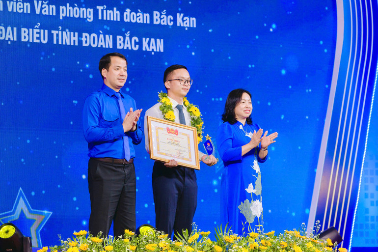 Anh Hà Hồng Sơn (người đứng giữa) được Trung ương Đoàn TNCS Hồ Chí Minh tặng Bằng khen, tuyên dương "Cán bộ, công chức, viên chức trẻ giỏi" lần thứ X - năm 2024. 62308170.jpg