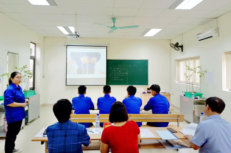 Nhà giáo Nông Thị Thư, Trường Cao đẳng Bắc Kạn trình bày nội dung thi "Phương pháp ghép cành". Thu.jpg