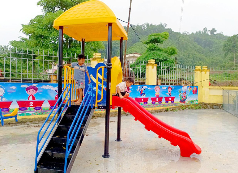 Trẻ em xã Chu Hương chơi cầu trượt tại khu vui chơi. CH6.jpg