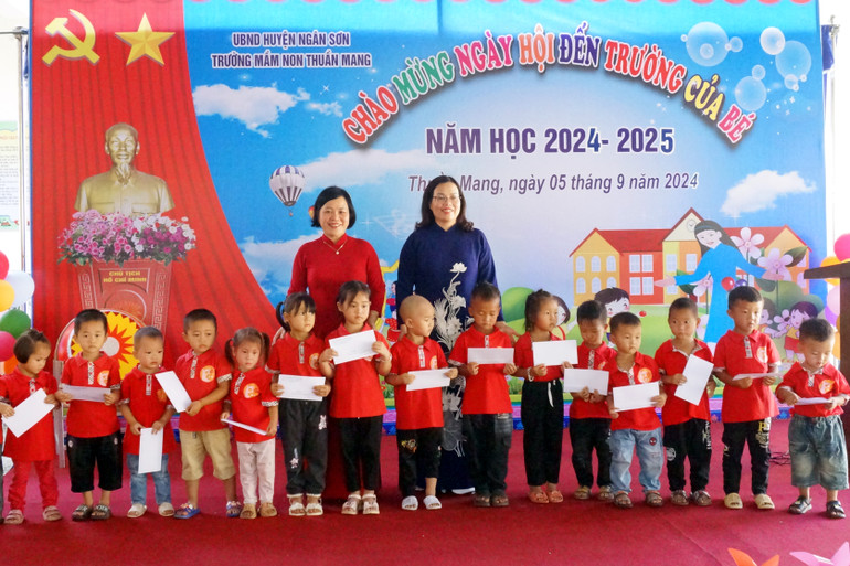 Bà Trần Thị Lộc cùng Phó Giám đốc Sở Giáo dục và Đào tạo Đào Thị Mai Sen trao học bổng "Tiếp bước cho em đến trường" cho 20 trẻ của Trường Mầm non Thuần Mang. DSC00200.JPG