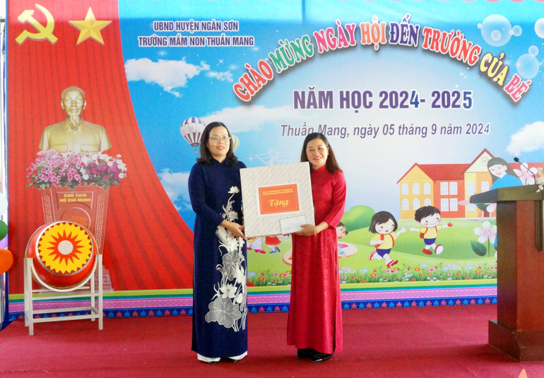 Bà Trần Thị Lộc tặng quà của tỉnh cho Trường Mầm non Thuần Mang. DSC00192.JPG