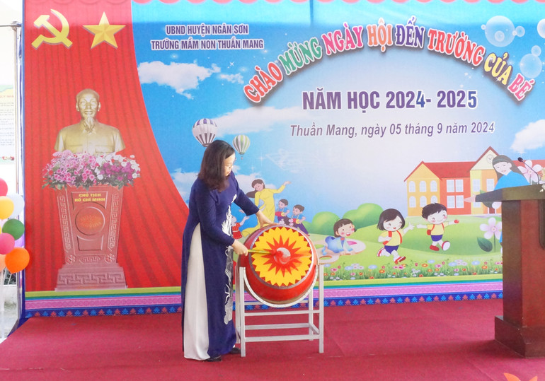 Bà Trần Thị Lộc, Ủy viên Ban Thường vụ, Trưởng ban Tuyên giáo Tỉnh ủy đánh trống khai giảng năm học mới 2024 - 2025. DSC00182.JPG