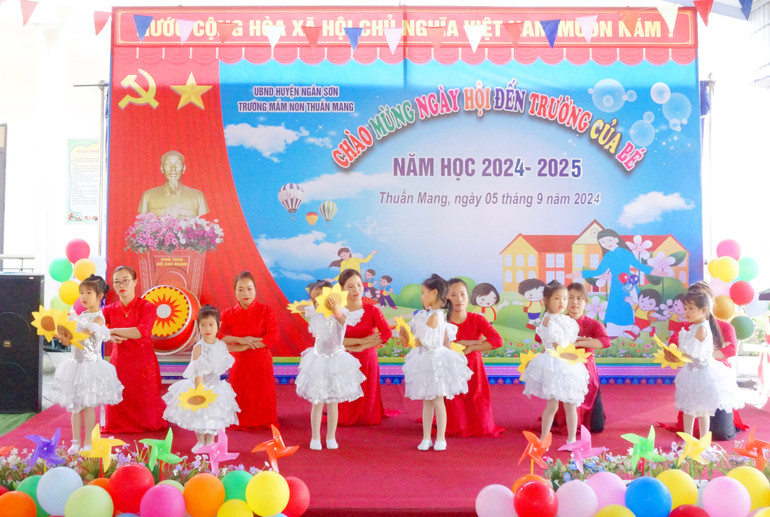 Tiết mục văn nghệ do giáo viên và trẻ biểu diễn tại lễ khai giảng. DSC00169.JPG