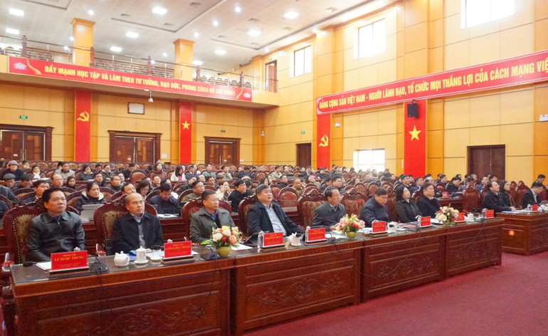 Các đồng chí lãnh đạo tỉnh dự hội nghị tại điểm cầu trực tuyến tại tỉnh Bắc Kạn. dsc00744.jpg