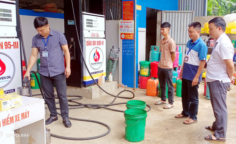 Lấy mẫu để kiểm tra chất lượng tại cửa hàng kinh doanh xăng dầu của một doanh nghiệp đóng trên địa bàn huyện Chợ Mới. Lay-mau-xang-2.jpg