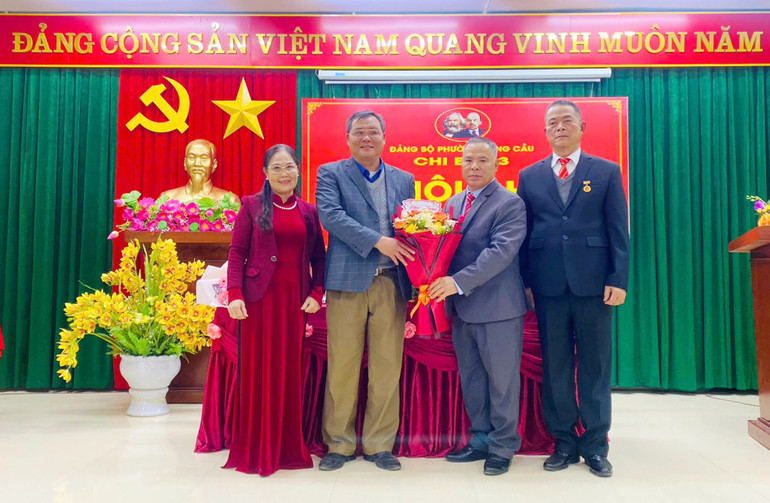 Đại hội Chi bộ tổ 13, phường Sông Cầu nhiệm kỳ 2025 - 2027, đây là đơn vị được chọn để tổ chức đại hội điểm (Ảnh: Bí thư Đảng ủy phường Sông Cầu tặng hoa chúc mừng Đại hội Chi bộ tổ 13 thành công). 470228410.jpg