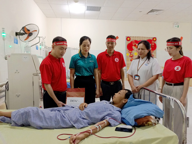 Ban Tổ chức Chương trình "Hành trình đỏ – Kết nối dòng máu Việt” và Ngày hội hiến máu “Giọt hồng Bắc Kạn” năm 2025 phối hợp cùng BIDV Bắc Kạn tặng quà bệnh nhân đang điều trị tại Bệnh viện Đa khoa tỉnh Bắc Kạn. img-20250620-084546-444.jpg