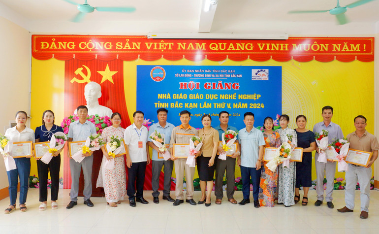 Lãnh đạo Sở Lao động - Thương binh và Xã hội và Ban Tổ chức Hội giảng nhà giáo giáo dục nghề nghiệp tỉnh Bắc Kạn lần thứ V, năm 2024 chụp ảnh với các nhà giáo tại buổi bế mạc. DSC00107.JPG