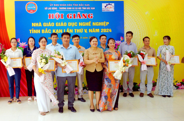 Bà Hà Thị Liễu, Giám đốc Sở Lao động - Thương binh và Xã hội trao giấy khen và chúc mừng các nhà giáo giành giải Nhất. DSC00096.JPG