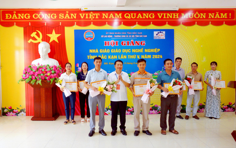 Ông Trịnh Tiến Long, Phó Giám đốc Sở Lao động - Thương binh và Xã hội trao giấy khen và chúc mừng các nhà giáo giành giải Nhì. DSC00090.JPG