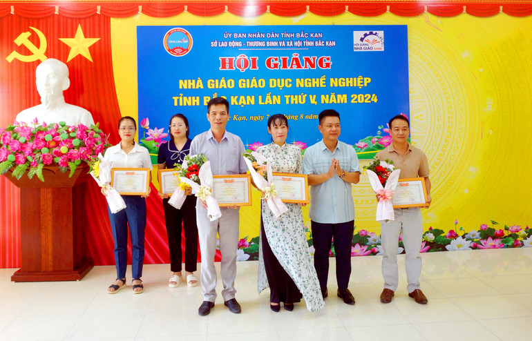 Ông Bế Ngọc Tuấn, Hiệu trưởng Trường Cao đẳng Bắc Kạn trao giấy khen và chúc mừng các nhà giáo giành giải Ba. DSC00085.JPG