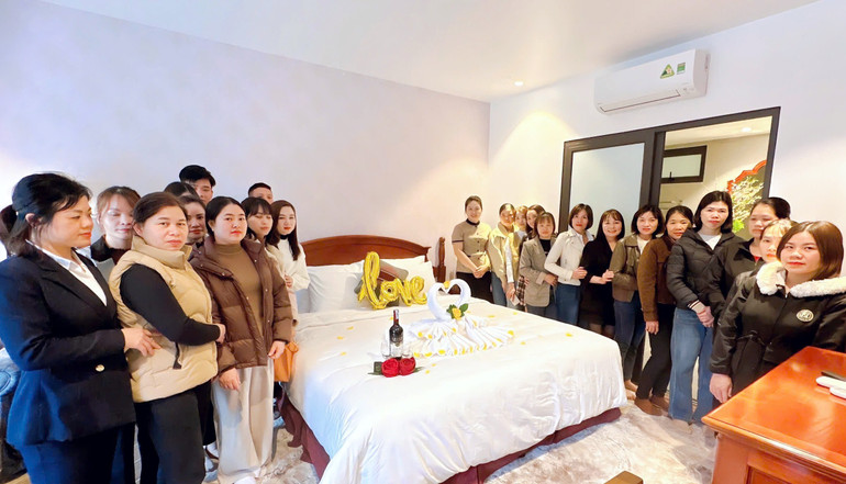 Học viên tham quan, thực hành nghiệp vụ buồng phòng. 5887361.jpg