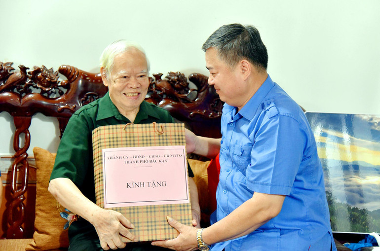 Lãnh đạo TP. Bắc Kạn tặng quà ông Hà Hữu Nghị, tổ 8, phường Nguyễn Thị Minh Khai, là người hoạt động kháng chiến bị nhiễm chất độc hoá học, nhân dịp 77 năm Ngày Thương binh - Liệt sĩ. A Cuong.jpg