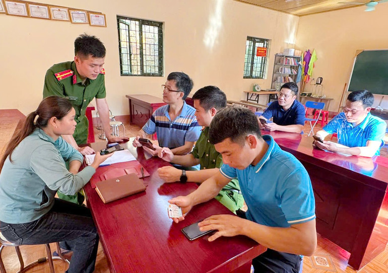 Công an xã Nguyên Phúc (Bạch Thông) hướng dẫn người dân đóng góp ý kiến thông qua ứng dụng VNeID. nguyen-phuc.jpg