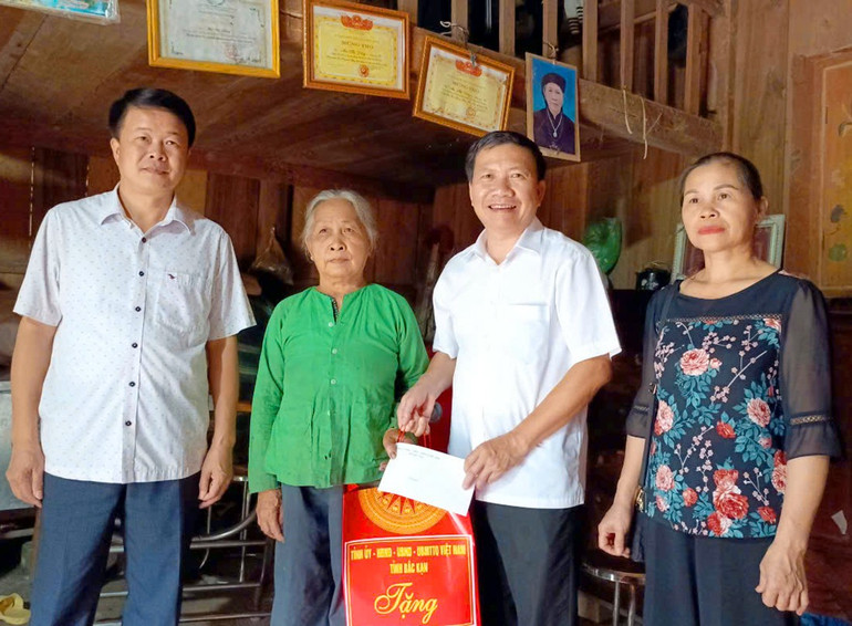 Ông Trịnh Tiến Long, Phó Giám đốc Sở LĐ-TB&XH (thứ hai, từ phải sang) và lãnh đạo UBND huyện, Hội Người cao tuổi huyện Chợ Đồn tặng quà cho bà Ma Thị Đồng ở thôn Bản Đó. NCT1.jpg