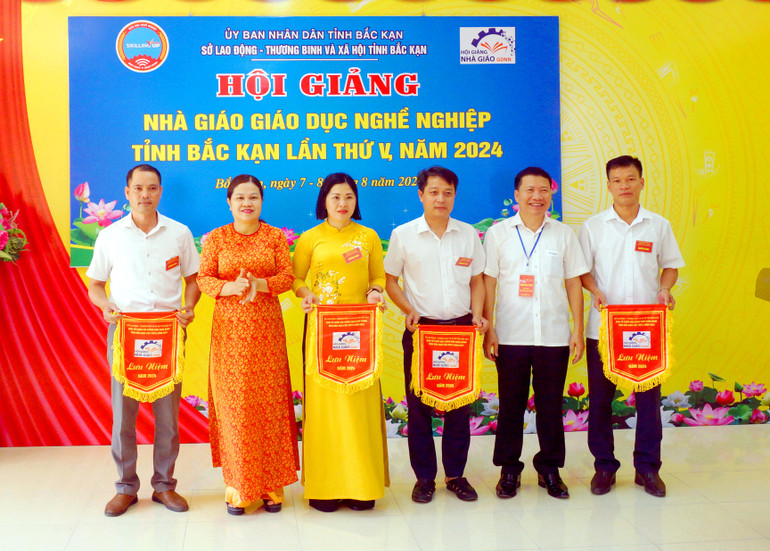 Lãnh đạo Sở Lao động - Thương binh và Xã hội trao cờ lưu niệm cho các đơn vị có nhà giáo tham gia Hội giảng nhà giáo giáo dục nghề nghiệp tỉnh Bắc Kạn lần thứ V, năm 2024. DSC00041.JPG
