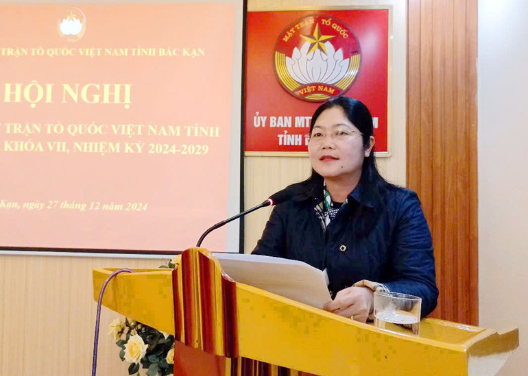 Đồng chí Hoàng Thu Trang, Phó Chủ tịch UBND tỉnh thông tin tóm tắt tình hình kinh tế - xã hội của tỉnh trong năm 2024 và nhiệm vụ trọng tâm của năm 2025. thu-trang.jpg