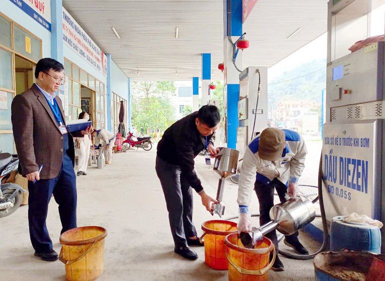 Thực hiện kiểm tra về đo lường tại Cửa hàng xăng dầu Thành Quý (Công ty TNHH Xây dựng và Thương mại Dịch vụ Hoàng Hà). do-luong.jpg